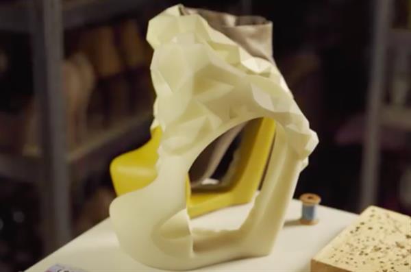 katrien-herdewyn-combines-3d-printing-traditional-craftmanship-make-stunning-shoes-5.jpg