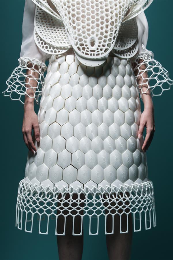 these-3d-printed-honeycomb-inspired-garments-un-bee-lievable-3.jpg